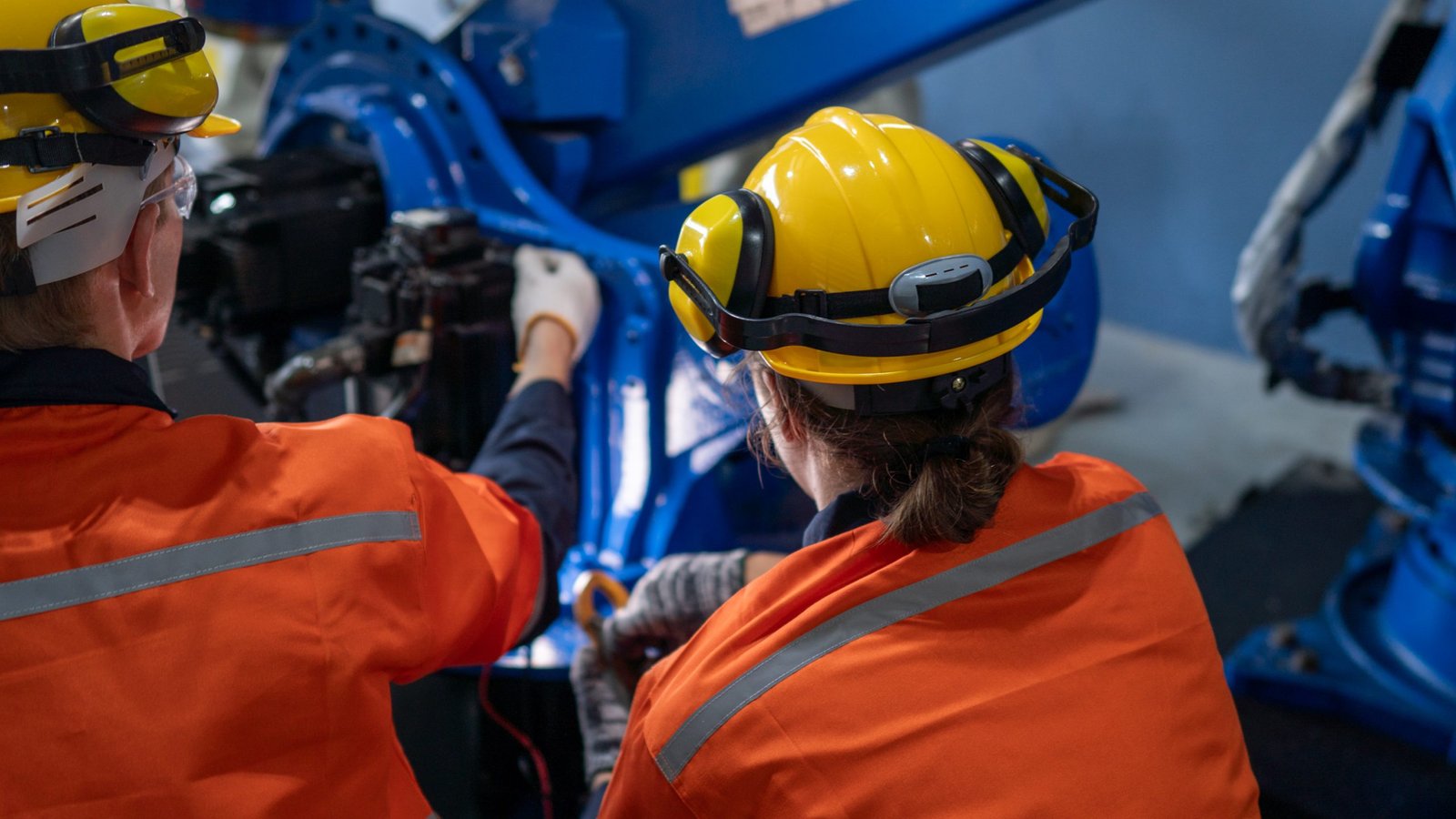 vecteezy-group-of-male-engineer-workers-maintenance-automatic-robotic-48842084